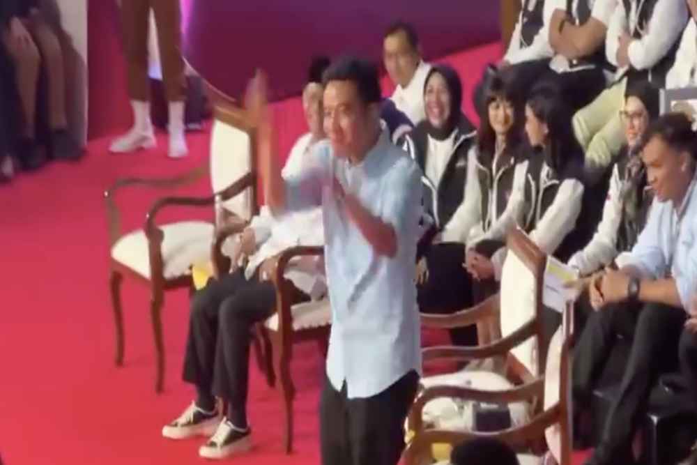  Momen Gibran Berdiri dan Jadi "Pemandu Sorak" saat Prabowo Jawab Polemik Ketua MK
