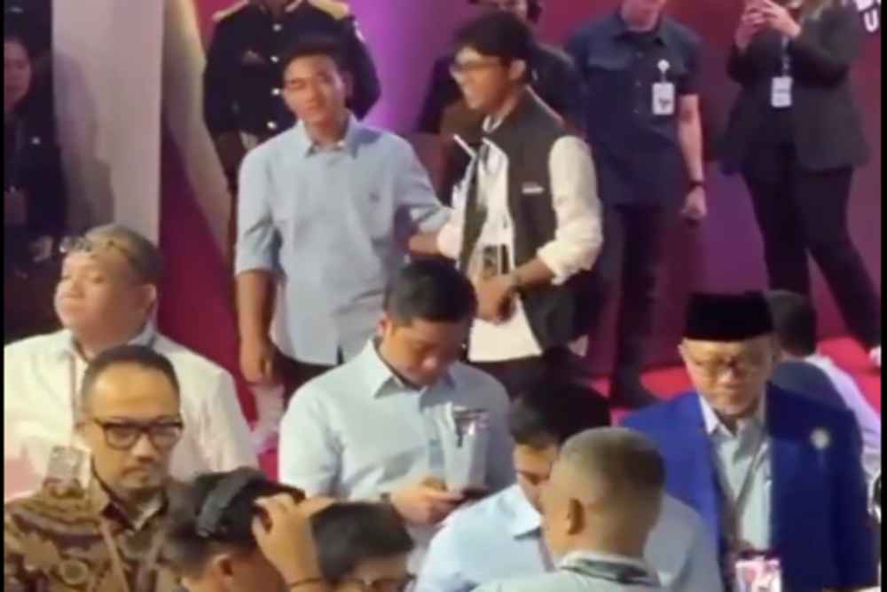 Alam Ganjar Panen Pujian Usai Tertangkap Kamera Salami Gibran Di Debat Pertama Capres 