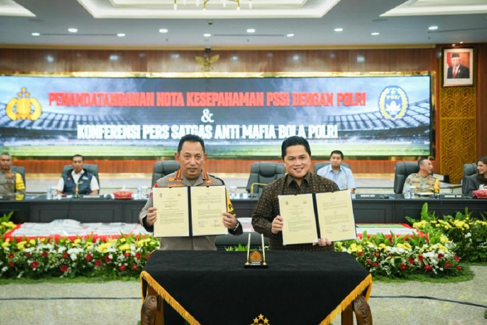 Ketua Umum PSSI, Erick Thohir (kanan), menandatangani nota kesepahaman dengan Kapolri Listyo Sigit Prabowo (kiri) tentang komitmen menjaga sepak bola Indonesia dari praktik pengaturan skor lewat Satgas Antimafia Bola, Rabu (13/12/2023)/PSSI.