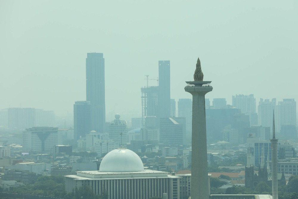 POLUSI JAKARTA HARI INI. Suasana Monumen Nasional (Monas) dan gedung bertingkat dengan diselimuti polusi udara di Jakarta, Minggu (27/8/2023). JIBI/Bisnis/Himawan L Nugraha