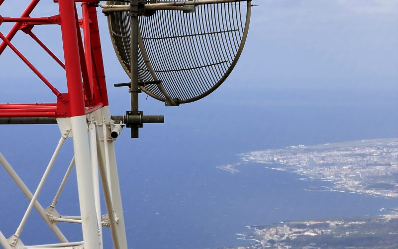 Pemandangan daratan dan lautan dari atas menara telekomunikasi
