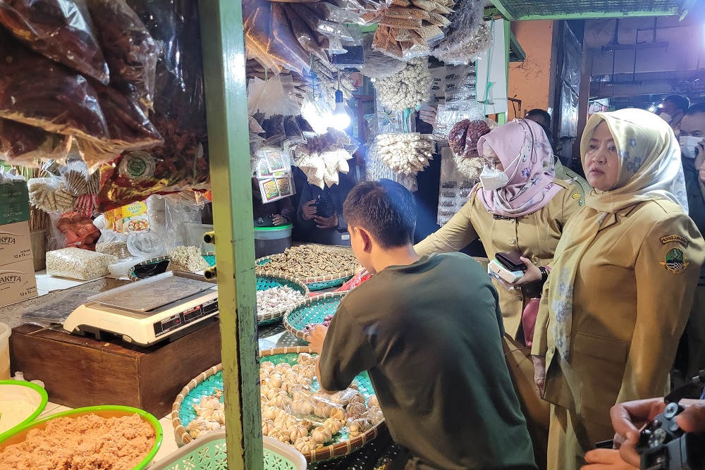  Disperindag Jabar Temukan Mi dan Ikan Asin Berformalin di Pasar BTM Cicadas