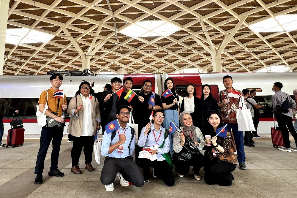  11 Delegasi Muda Asean Naik Kereta Cepat Whoosh hingga Napak Tilas Sejarah Bandung