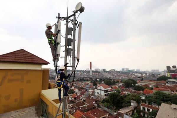 Teknisi melakukan perawatan jaringan di salah satu menara BTS, di Bandung, Jawa Barat./JIBI-Rachman