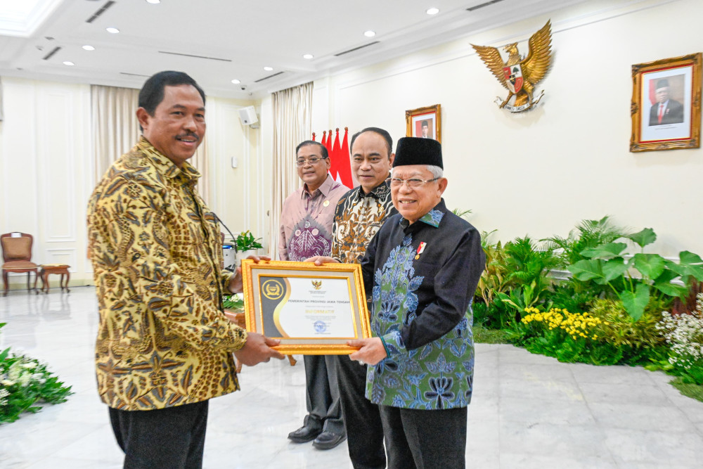  Pemprov Jateng Terima Penghargaan Provinsi Terinformatif