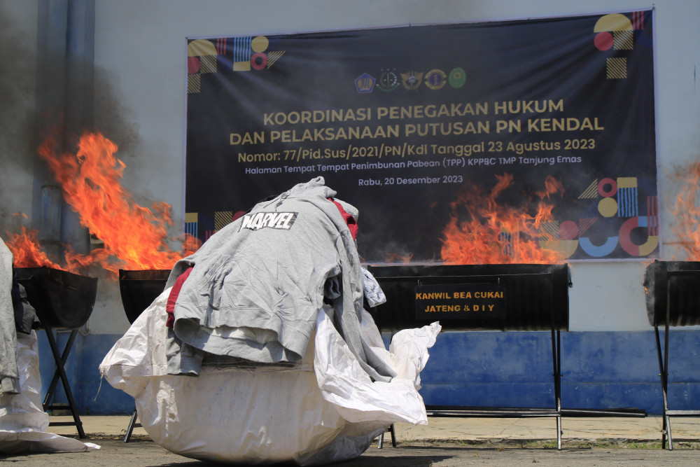  537 Bal Karung Pakaian Awul-Awul Dimusnahkan Bea Cukai di Semarang