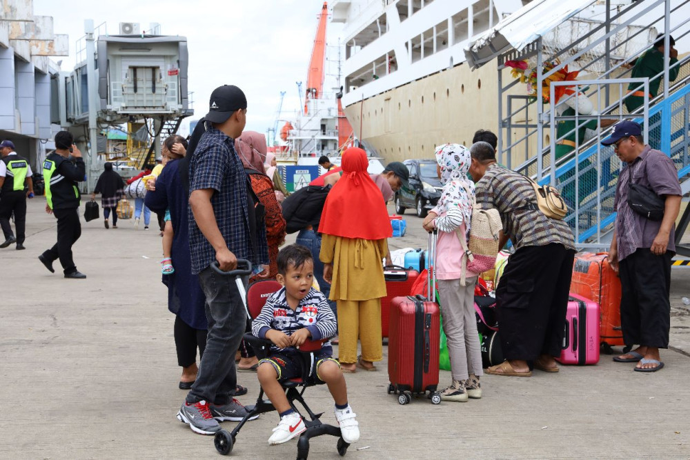 Kesibukan penumpang kapal di Pelabuhan Makassar./Pelindo