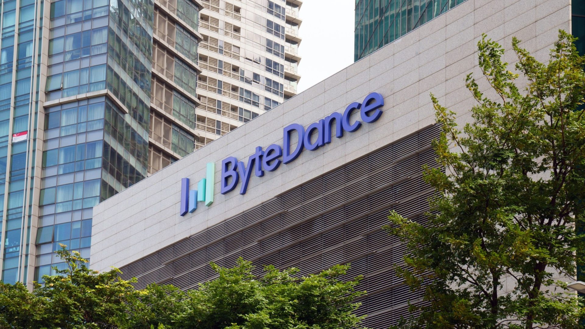 Saat Mesin Induk Tiktok Terus Menderu Guna Reguk Untung. Logo ByteDance Ltd. di kantornya yang berlokasi di Singapura, Jumat (4/8/2023). - Bloomberg/Ore Huiying