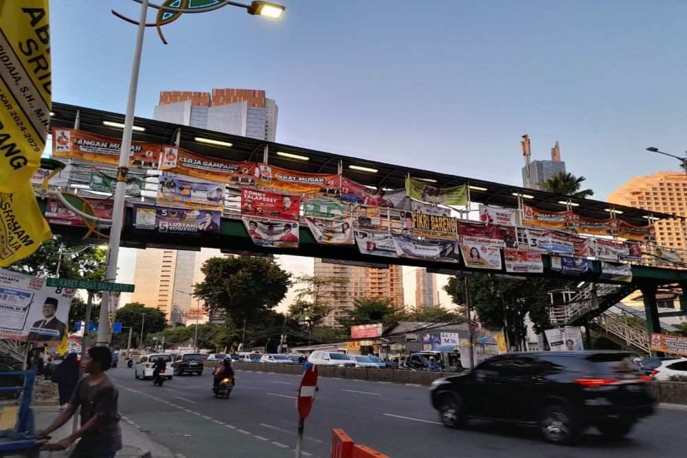 Pemasangan spanduk dan poster bergambar wajah caleg yang tidak tertata di Jembatan Penyeberangan Orang (JPO) Karet Bivak, Rabu (21/12/2023)./JIBI-Reyhan Fernanda Fajahriza