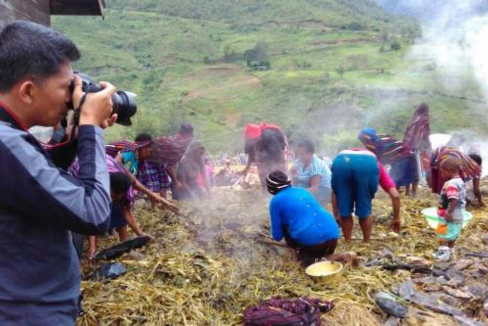  7 Tradisi Unik Perayaan Natal di Indonesia, Ada Bakar Batu di Papua