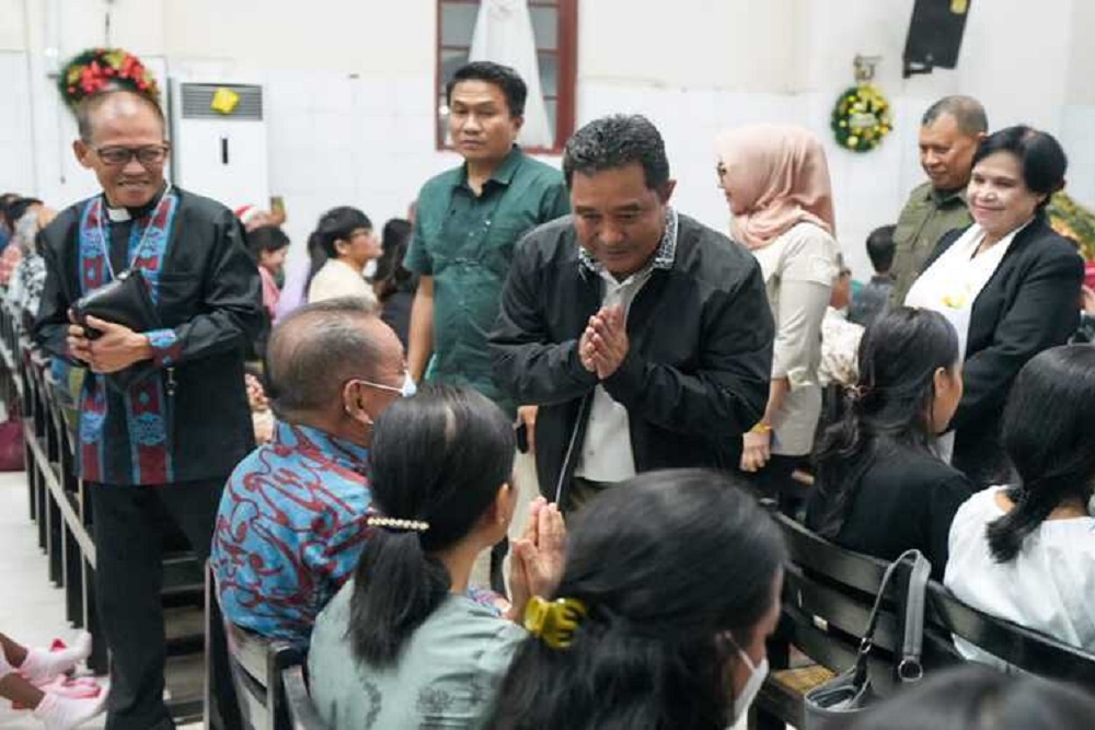 Pj Gubernur Sulsel Bahtiar Baharuddin mengunjungi sejumlah gereja di Makassar guna memastikan kelancaran Natal 2023./Pemprov Sulsel