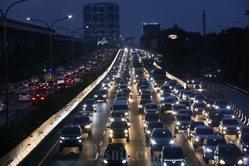  Jalan Tol Menuju Kawasan Wisata Puncak Masih Dipadati Kendaraan