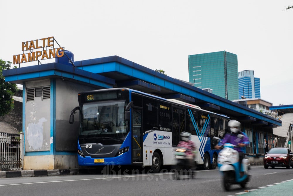 Bus Transjakarta melintas di Halte Mampang Prapatan, Jakarta, Selasa (17/1/2023). Bisnis/Suselo Jati