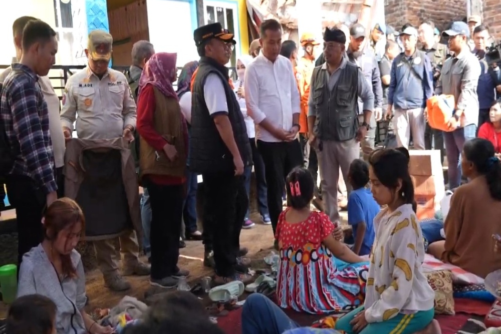 Penjabat Gubernur Jawa Barat Bey Triadi Machmudin meninjau lokasi terdampak gempa Sukabumi, Senin (1/1/2024).