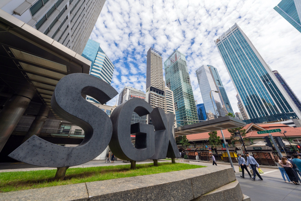 Penanda gedung Singapore Exchange Ltd. (SGX) atau Bursa Efek Singapura, dipotret pada Selasa (7/2/2023). - Bloomberg/Nicky Loh