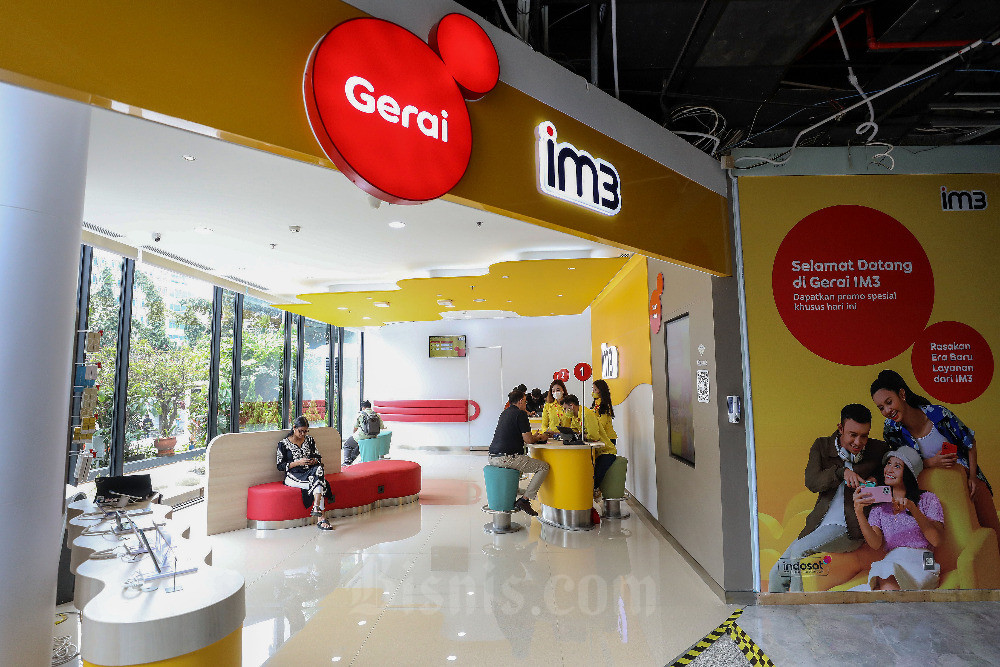 Karyawan melayani pelanggan di gerai PT Indosat Tbk. (ISAT) atau Indosat Ooredoo Hutchison di Jakarta, Rabu (15/2/2023). Bisnis/Eusebio Chrysnamrti