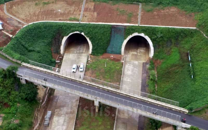 Foto udara Jalan Tol Cileunyi-Sumedang-Dawuan (Cisumdawu) seksi dua di kawasan Ranca Kalong, Kabupaten Sumedang, Jawa Barat, Selasa (17/3). Kementerian Pekerjaan Umum & Perumahan Rakyat (PUPR) menargetkan pembangunan jalan tol Cisumdawu bisa rampung pada akhir 2020. Jalan tol sepanjang 61,5 kilometer ini merupakan akses baru dari Bandung menuju Bandara Internasional Jawa Barat, Majalengka. Bisnis/Rachman