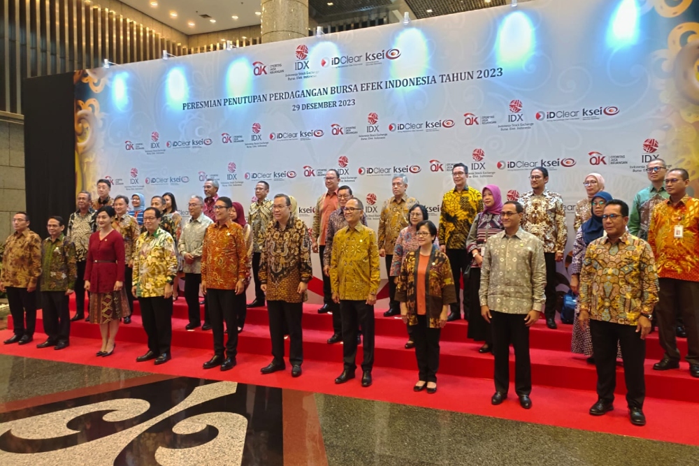 Jajaran direksi Bursa Efek Indonesia (BEI) dan Otoritas Jasa Keuangan (OJK) dalam seremoni Penutupan Perdagangan Saham 2023 pada Jumat, (29/12/2023)/Bisnis/Rizqi Rajendra