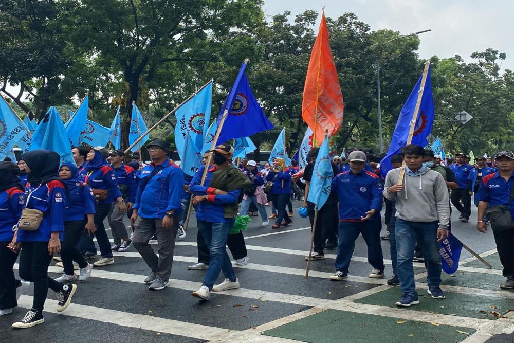 Massa yang tergabung dalam Konfederasi Serikat Pekerja Seluruh Indonesia (KSPSI) semakin ramai di kawasan Patung Kuda, Jakarta Pusat Senin (12/9/2022). Mereka demo menolak kenaikan harga BBM. JIBI/Bisnis-Pernita Hestin Untari