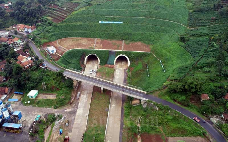 Foto udara Jalan Tol Cileunyi-Sumedang-Dawuan (Cisumdawu) seksi dua di kawasan Ranca Kalong, Kabupaten Sumedang, Jawa Barat, Selasa (17/3). Kementerian Pekerjaan Umum & Perumahan Rakyat (PUPR) menargetkan pembangunan jalan tol Cisumdawu bisa rampung pada akhir 2020. Jalan tol sepanjang 61,5 kilometer ini merupakan akses baru dari Bandung menuju Bandara Internasional Jawa Barat, Majalengka. Bisnis/Rachman