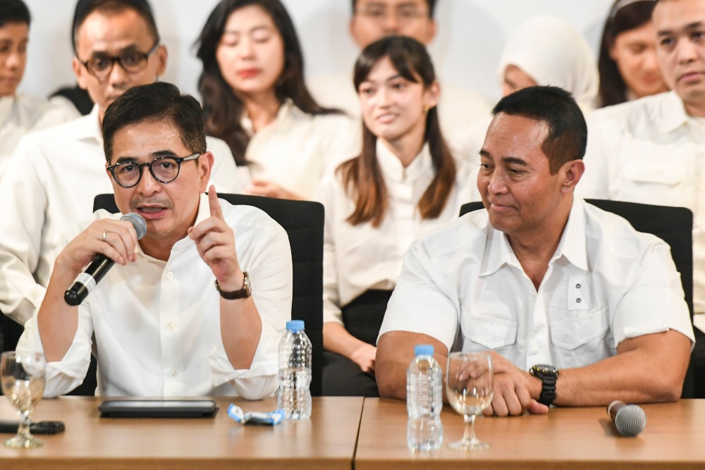 Ketua Tim Pemenangan Nasional (TPN) Ganjar Pranowo Arsjad Rasjid (kiri) didampingi Wakil Ketua Andika Perkasa memberikan keterangan pers peresmian Media Center TPN Ganjar Presiden di Jalan Cemara, Menteng, Jakarta, Minggu (15/10/2023). Media Center itu akan melayani segala kebutuhan informasi media massa terkait kerja-kerja yang dilakukan Tim Pemenangan Nasional. ANTARA FOTO/Hafidz Mubarak A/nz