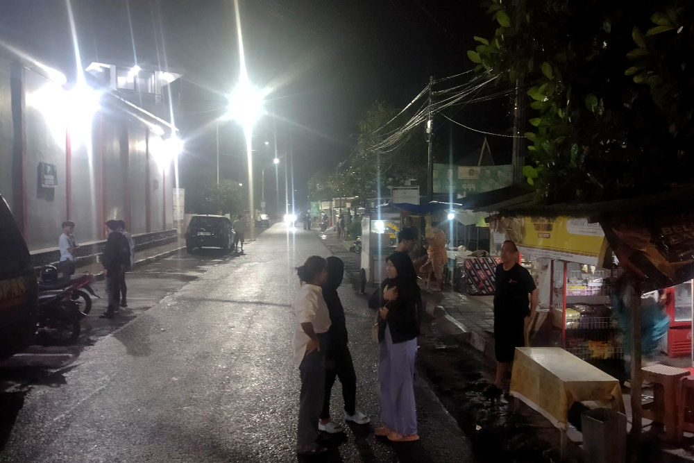 Warga berkumpul di luar ruangan usai gempa berkekuatan 4.5 skala richter mengguncang Sumedang, Jawa Barat pada Senin (1/1/2024) malam. - Bisnis/Dea Andriyawan
