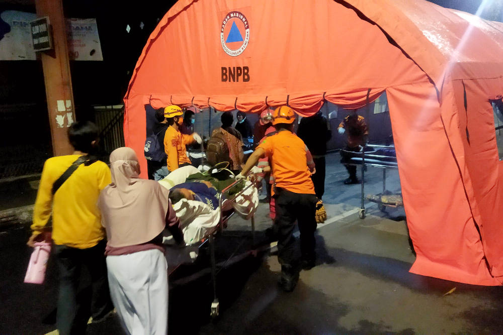 Pasien RSUD Sumedang memilih dirawat di tenda darurat karena rangkaian gempa mengguncang Kabupaten Sumedang, Jawa Barat pada Senin (1/1/2024). - Bisnis/Dea Andriyawan