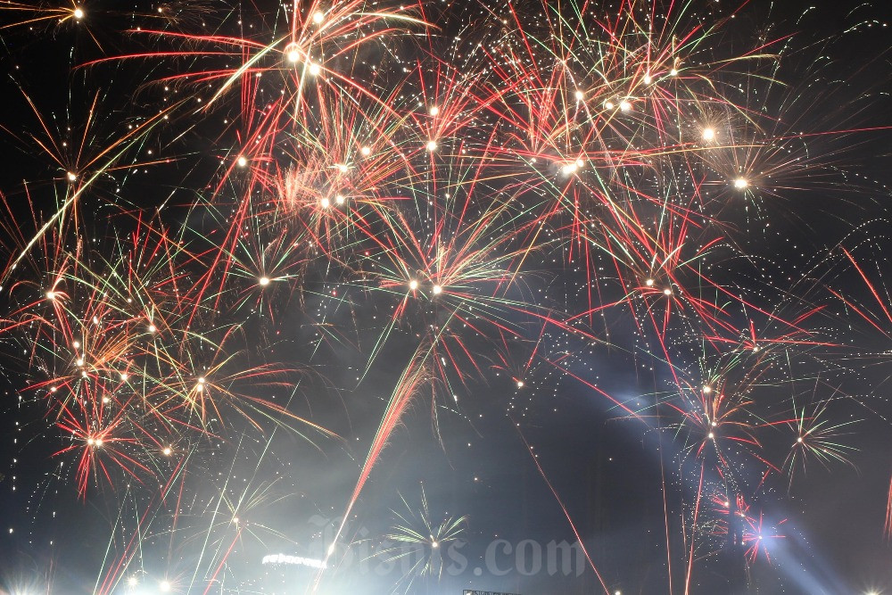  Pesta Kembang Api di Kawasan Pantai Losari Makassar