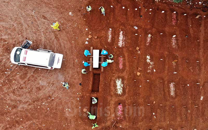 Foto aerial proses pemakaman jenazah./Bisnis-Himawan L Nugraha.