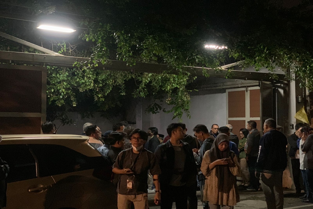  Suasana Pelayat Datangi Rumah Duka Rizal Ramli di Jalan Bangka Jaksel