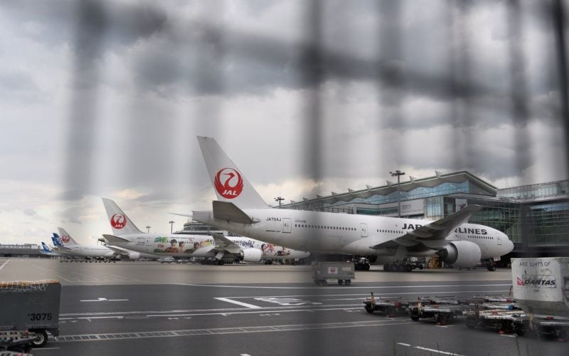 Pesawat Japan Airlines tengah parkir di Bandara Haneda, Jepang./Bloomberg