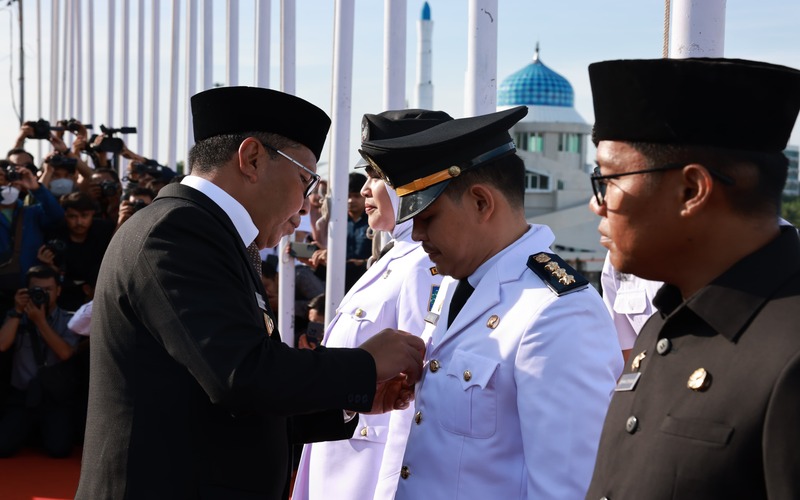 Wali Kota Makassar Mohammad Ramdhan Pomanto (kiri) melantik pejabat di Anjungan Pantai Losari, Rabu (3/1/2024)./Pemkot Makassar