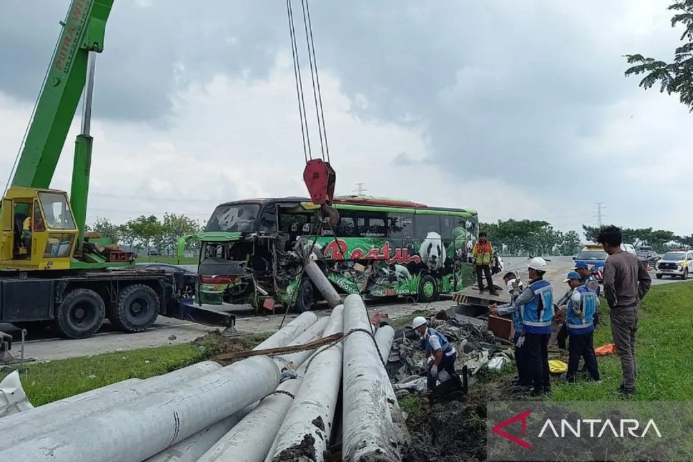  Bus Restu Kecelakaan dengan Tronton di Tol Ngawi, Dua Orang Meninggal