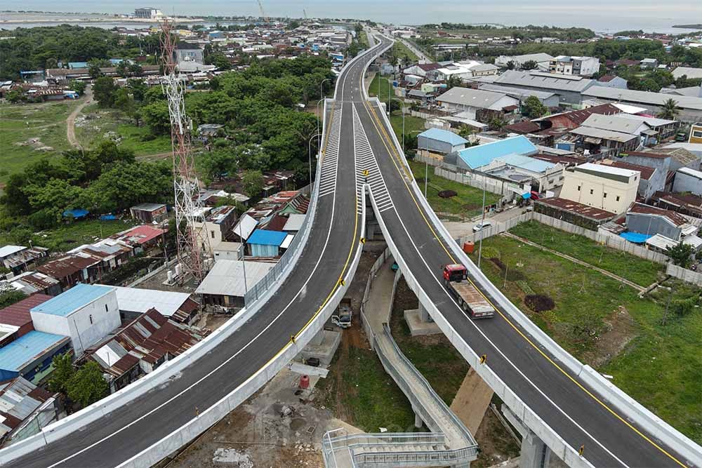 Foto udara kendaraan melintas di Jalan Tol Makassar New Port (MNP) di Makassar, Sulawesi Selatan, Selasa (2/1/2024)./Antara-Arnas Padda.