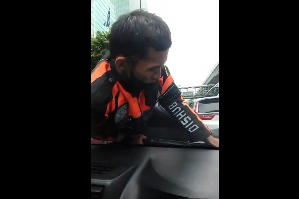  Viral Petugas Dishub DKI Naik ke Kap Mobil Pribadi, Anggota DPRD Bilang Begini