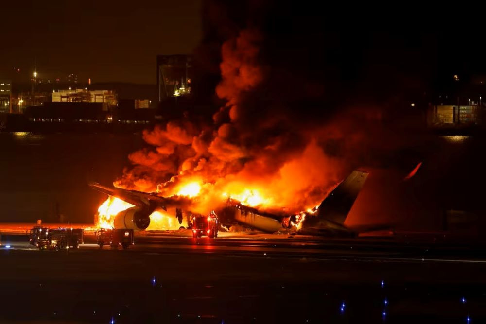  Petinggi Japan Airlines Membungkuk Meminta Maaf atas Insiden di Bandara Haneda