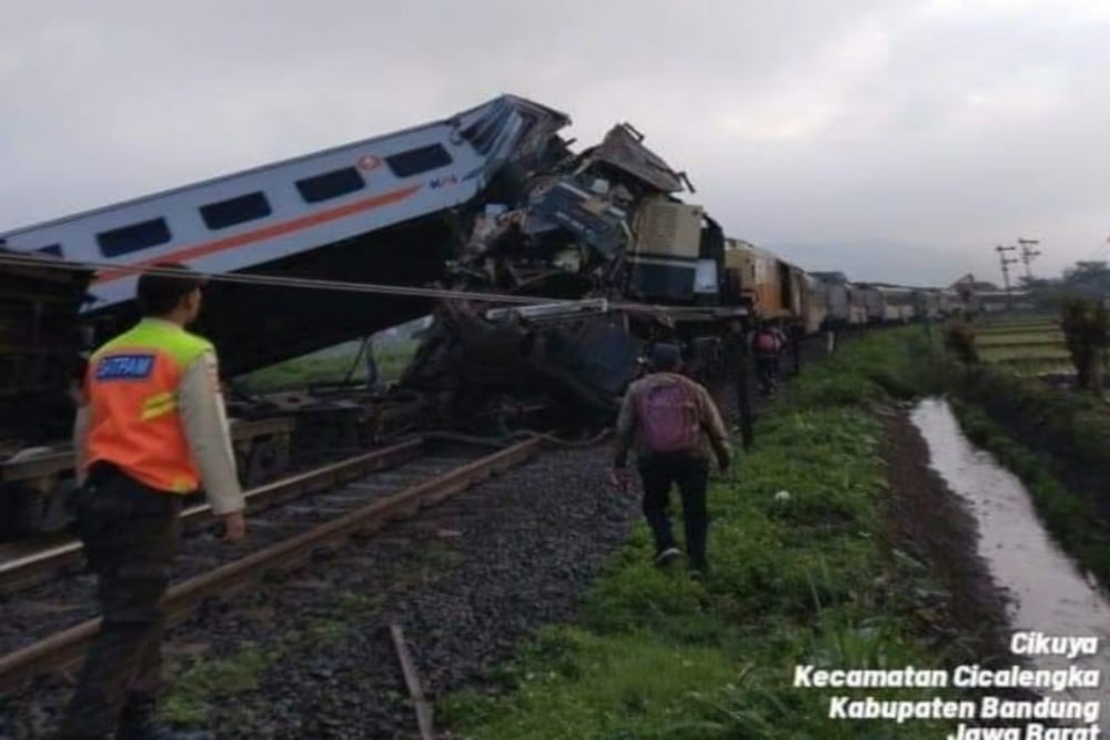  Petugas SAR Evakuasi Korban Tabrakan Kereta Api Turangga dan Bandung Raya