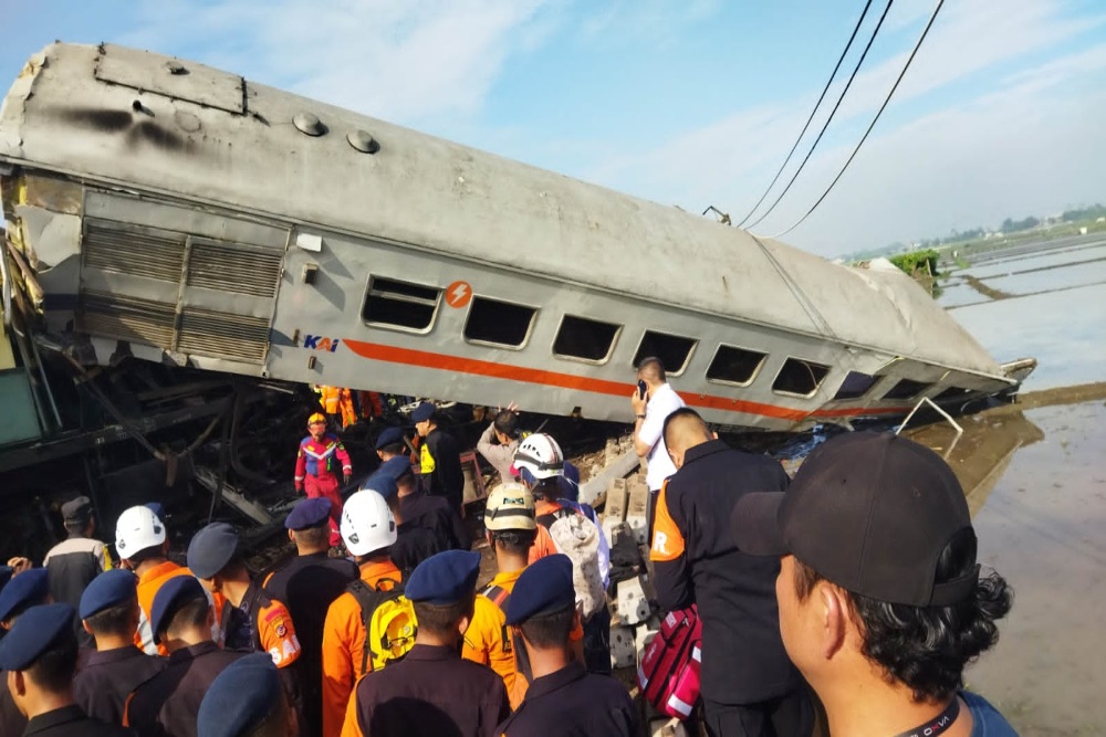  KAI Terjunkan Alat Berat Evakuasi Korban dan Badan Kereta Turangga & Bandung Raya