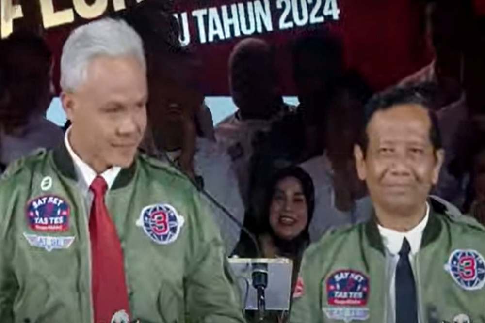  Ganjar-Mahfud Pakai Jaket Bomber Top Gun Buatan Lokal di Debat Capres, Segini Harganya