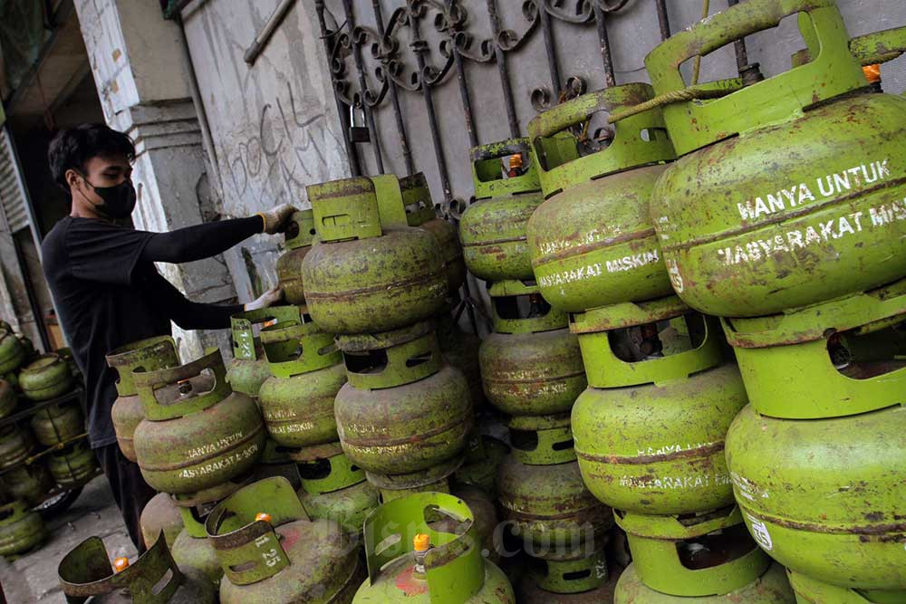 Pekerja menyusun tabung liquified petroleum gas (LPG)./Bisnis-Fanny Kusumawardhani.