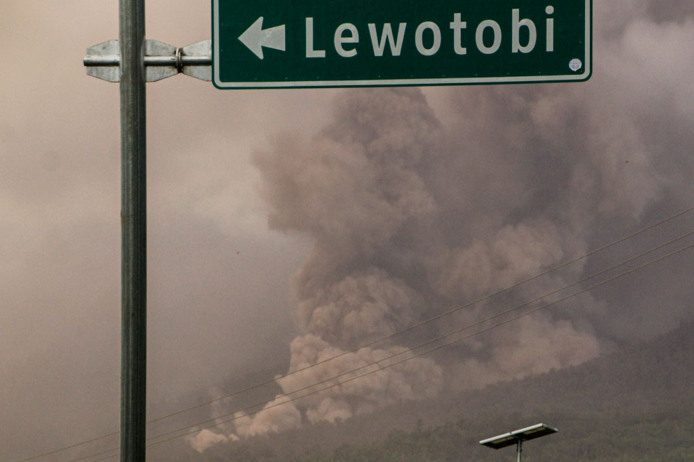  Gunung Lewotobi Laki-Laki Semburkan Abu Vulkanik