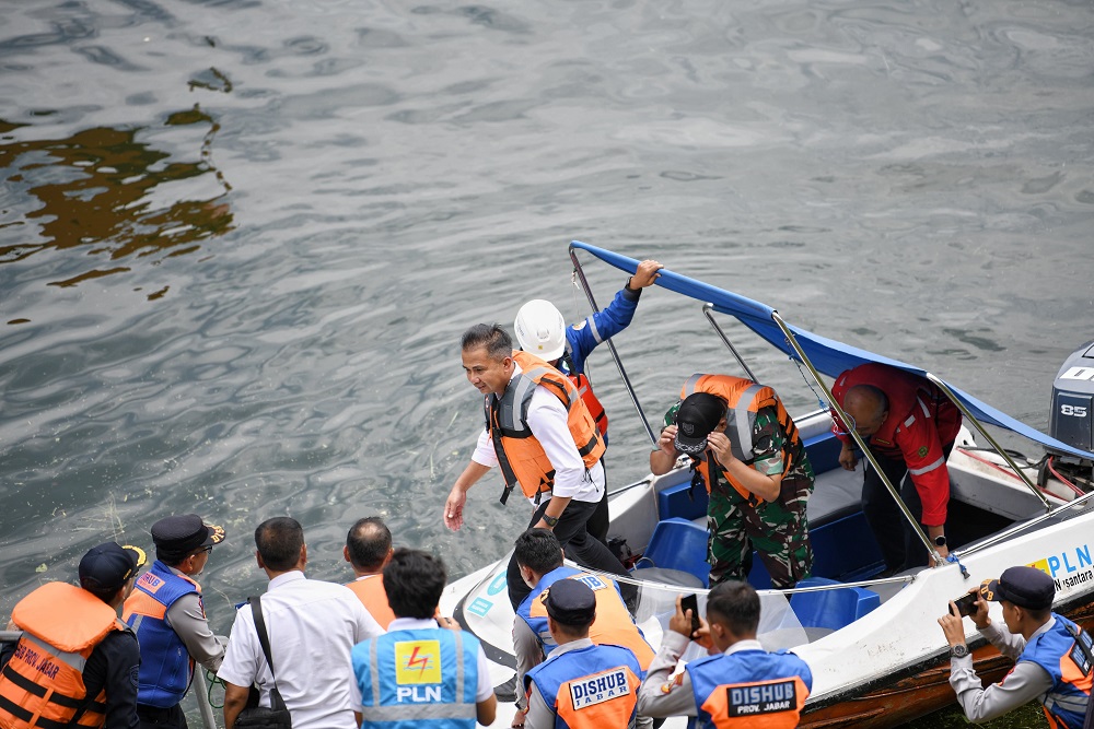  Bey Machmudin Pantau Penertiban Keramba Jaring Apung di Cirata