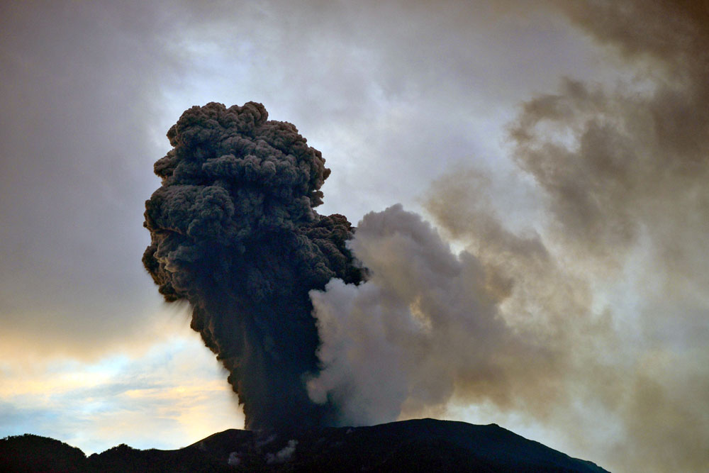  Gunung Marapi Semburkan Abu Vulkanik Setinggi 1.3000 Meter