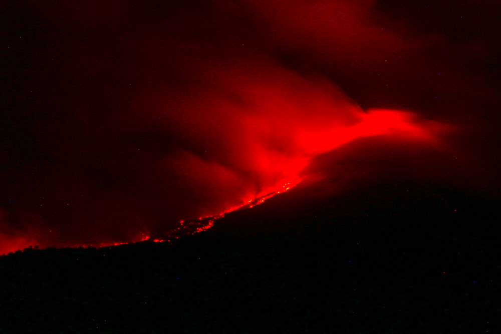  Luncuran Lava Pijar Gunung Lewotobi Laki-Laki di NTT
