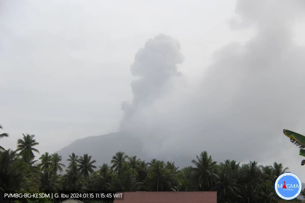 Kolom abu vulkanik setinggi lebih kurang 1.000 meter keluar dari kawah Gunung Ibu yang terletak di Pulau Halmahera, Provinsi Maluku Utara, Senin (15/1/2024)./Antara-PVMBG.