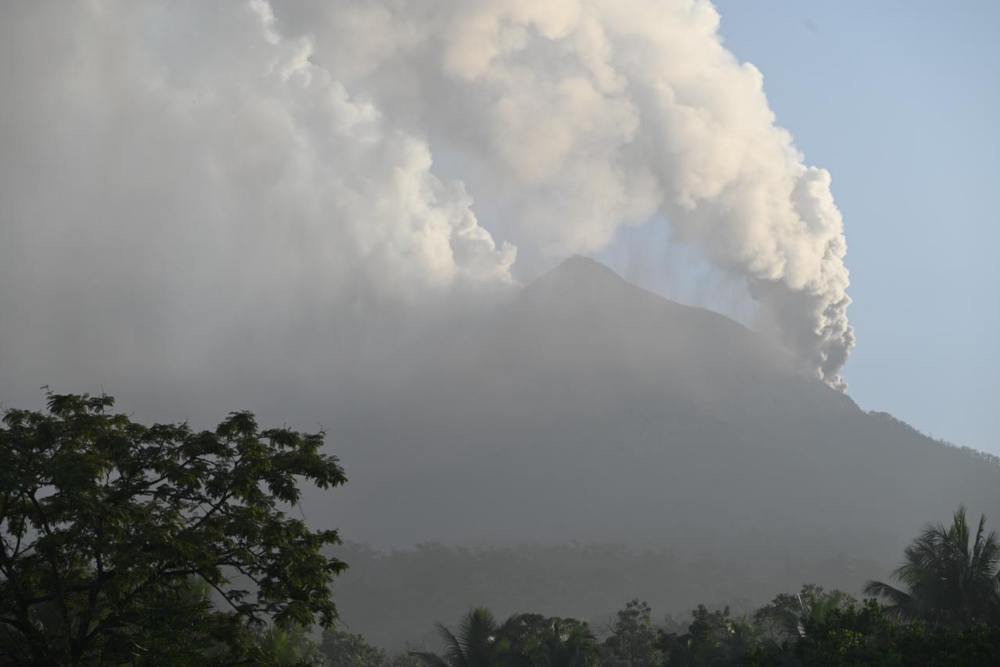 Visual tembusan asap kawah Gunung api Lewotobi Laki-laki Tanggal 1 Januari 2024./PVMBG