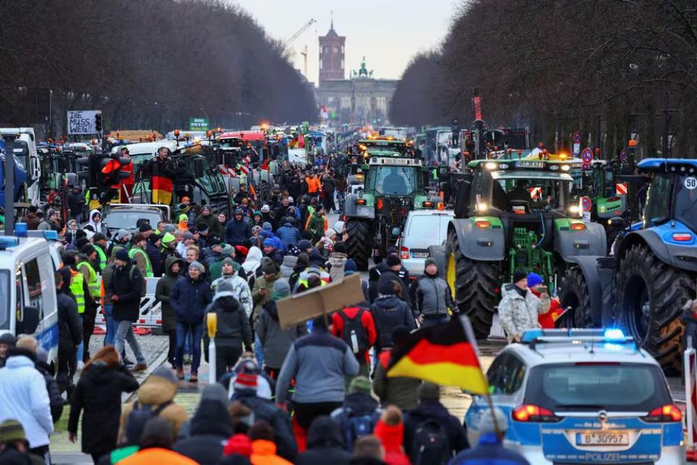  Aksi Protes Rencana Kenaikan Pajak Petani Jerman Terus Berlanjut