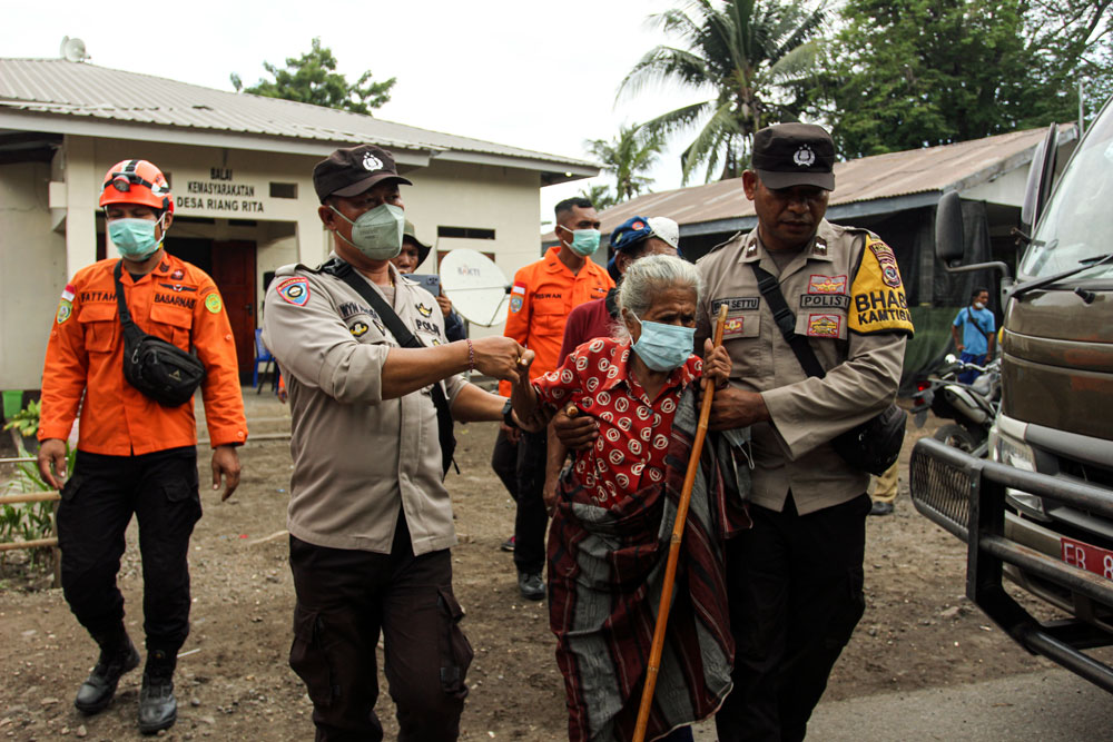  Tim SAR Gabungan Mulai Evakuasi Warga Yang Terdampak Erupsi Gunung
