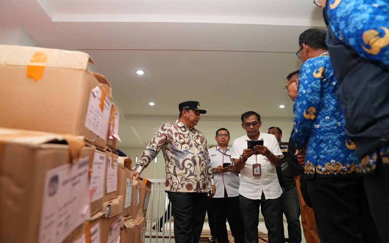 Pj Gubernur Sulawesi Selatan (Sulsel) Bahtiar Baharuddin (kiri) tengah meninjau persiapan logistik Pemilu di Gudang Logistik KPU Takalar, Rabu (17/1/2024)./Pemprov Sulsel.