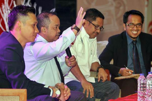 Ketua Perhimpunan Hotel dan Restoran Indonesia (PHRI) Sulawesi Selatan Anggiat Sinaga (kedua kiri)./Bisnis- Paulus Tandi Bone